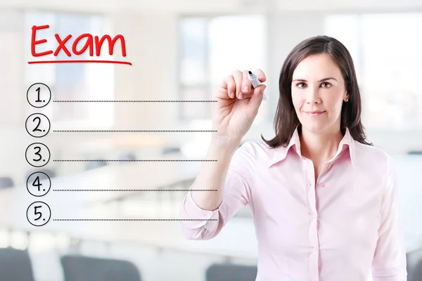 Zakenvrouw leeg examen lijst schrijven. Office-achtergrond. — Stockfoto