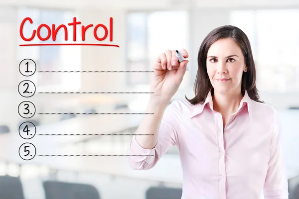 ビジネスの女性は、空白のコントロールのリストを記述します。事務所の背景. — ストック写真