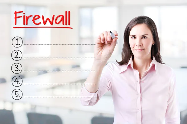 Zakenvrouw schrijven leeg Firewall-lijst. Office-achtergrond. — Stockfoto