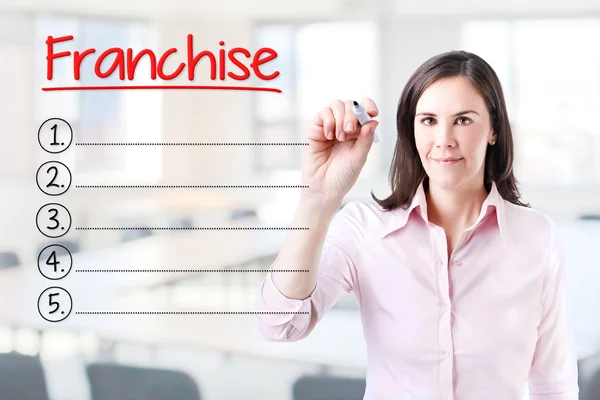 Mujer de negocios escribiendo lista de franquicias en blanco. Antecedentes . — Foto de Stock