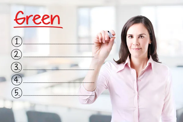 Mujer de negocios escribiendo lista verde en blanco. Antecedentes . — Foto de Stock