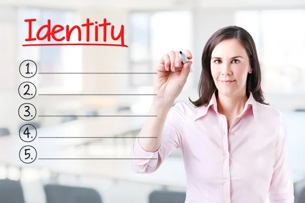 Affärskvinna skriver tom identitet lista. Office bakgrund. — Stockfoto