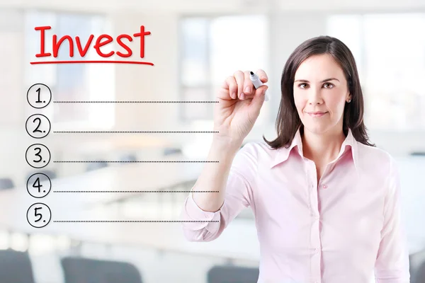 Mulher de negócios escrevendo lista Invest em branco. Contexto do escritório . — Fotografia de Stock