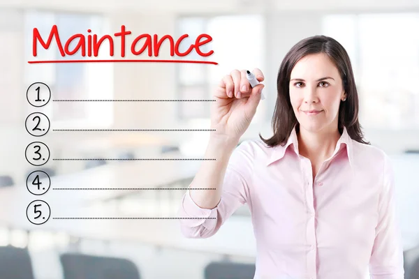 Mujer de negocios escribiendo en blanco Lista de mantenimiento. Antecedentes . — Foto de Stock