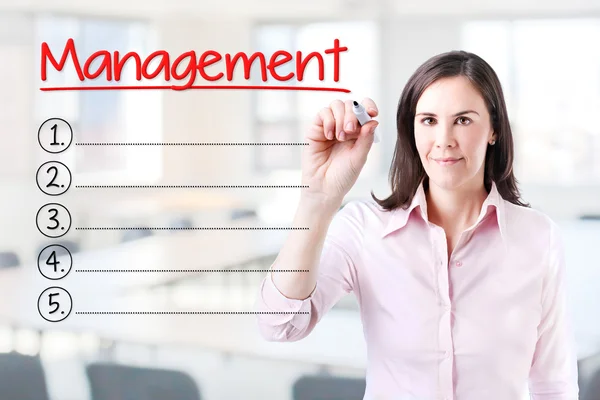 Mujer de negocios escribiendo en blanco Lista de gerentes. Antecedentes . — Foto de Stock