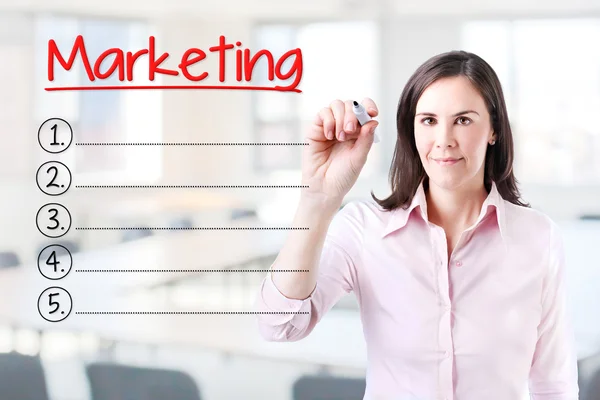 商业妇女写作空白市场营销列表。办公室背景. — 图库照片