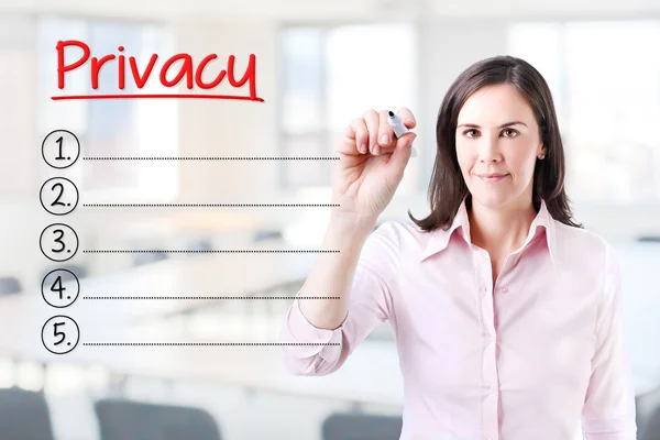 Zakenvrouw schrijven leeg Privacylijst. Office-achtergrond. — Stockfoto