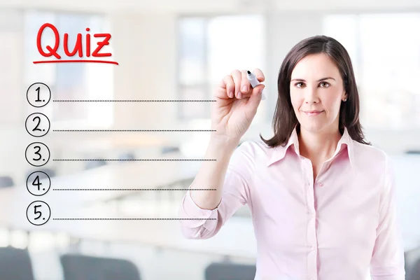 Zakenvrouw leeg Quiz lijst schrijven. Office-achtergrond. — Stockfoto