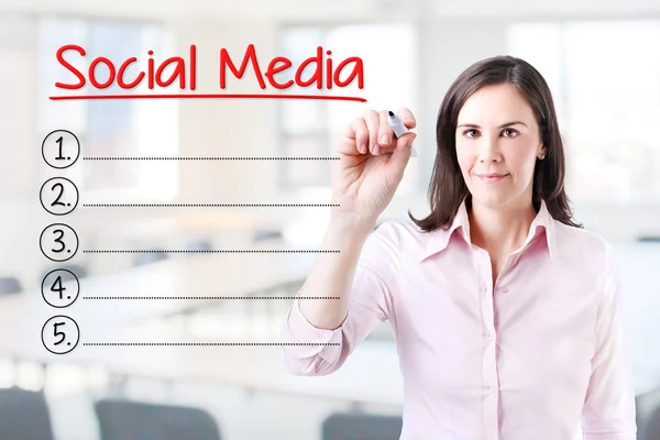 Geschäftsfrau schreibt leere Social-Media-Liste. Hintergrund Büro. — Stockfoto