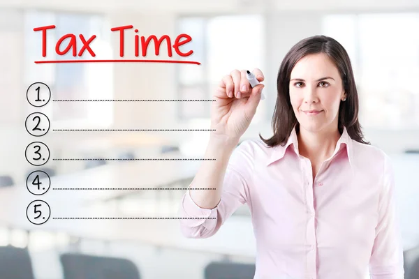 Wanita bisnis menulis daftar waktu pajak kosong. Latar belakang kantor . — Stok Foto