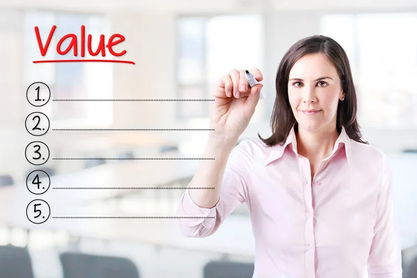 ビジネスの女性は、空白の値のリストを書きます。事務所の背景. — ストック写真