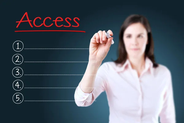 Affärskvinna skriver tom Access list. Blå bakgrund. — Stockfoto