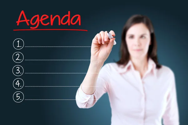 Zakenvrouw lege Agenda lijst schrijven. Blauwe achtergrond. — Stockfoto