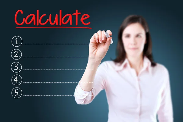 Mujer de negocios escribiendo en blanco Calcular lista. Fondo azul . —  Fotos de Stock