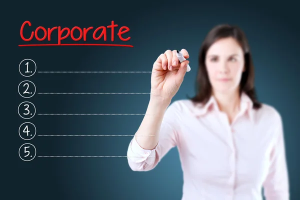 Affärskvinna skriver tom Corporate lista. Blå bakgrund. — Stockfoto
