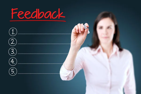 Zakenvrouw leeg Feedback lijst schrijven. Blauwe achtergrond. — Stockfoto