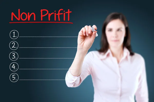 Affärskvinna skriver tom icke vinstdrivande lista. Blå bakgrund. — Stockfoto