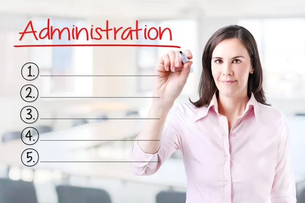 Zakenvrouw schrijven de keuzelijst van het beheer van de lege. Office-achtergrond. — Stockfoto