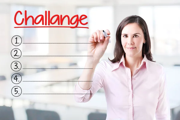 Affärskvinna skriver tom utmaning lista. Office bakgrund. — Stockfoto