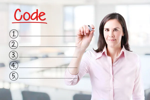 Zakenvrouw schrijven leeg codelijst. Office-achtergrond. — Stockfoto