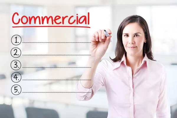 Mujer de negocios escribiendo en blanco Lista comercial. Antecedentes . — Foto de Stock