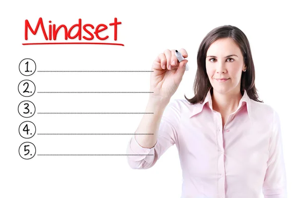 Donna d'affari che scrive una lista di Mindset vuota. Isolato su bianco . — Foto Stock