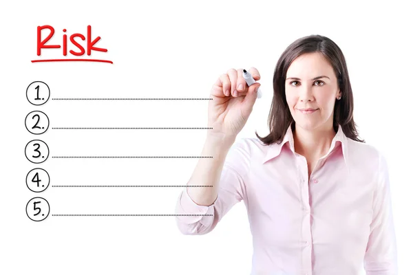 Podnikání žena psaní prázdný seznam rizik. Izolované na bílém. — Stock fotografie