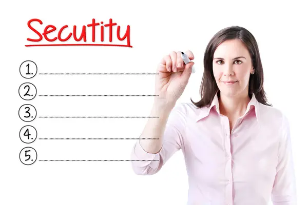 Mujer de negocios escribiendo lista de seguridad en blanco. Aislado sobre blanco . — Foto de Stock