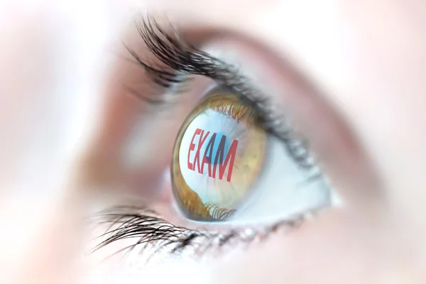 Examen reflectie in oog. — Stockfoto