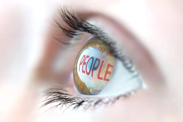 Reflexión de la gente en el ojo . — Foto de Stock