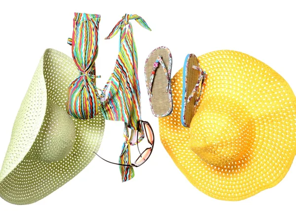 Vêtements de plage pour de la chaleur estivale : maillot de bain, chapeau, sandales, lunettes de soleil sur fond blanc — Photo
