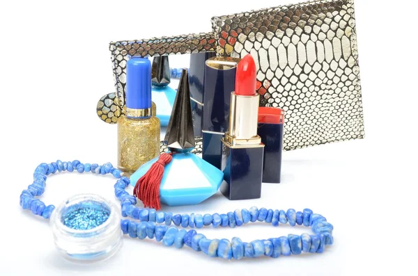 Rouge à lèvres, vernis à ongles, miroir, parfum et collier bleu dans la nature morte cosmétique — Photo