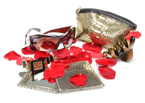 Pétalos de rosa roja, accesorios de mujer, gafas de sol, reloj. en la naturaleza muerta —  Fotos de Stock