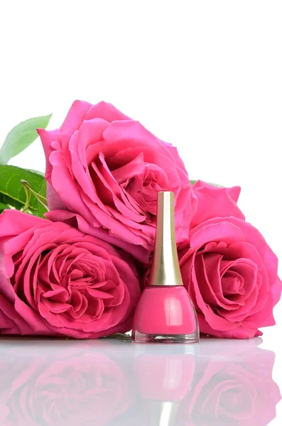 Drei rosa Rosenblüten und Nagellack in einem Stillleben — Stockfoto