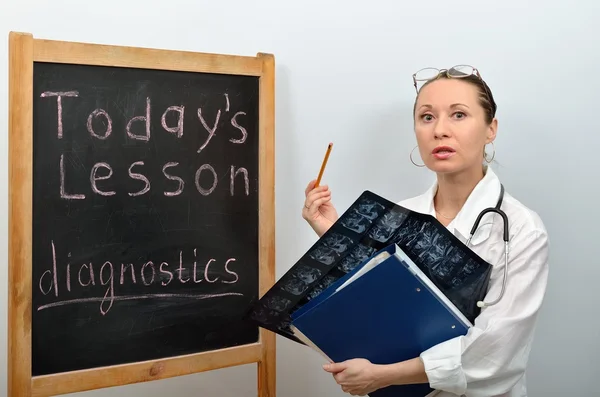 Woman doctor tells a lecture on the diagnosis in medicine — Stock Photo, Image