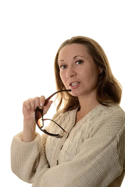 Retrato de uma mulher com óculos em um fundo branco — Fotografia de Stock
