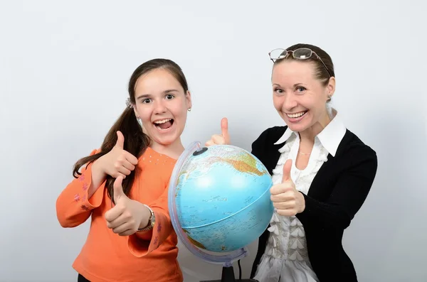Школа девочка подросток и женщина-учитель с глобусом счастливого успешного обучения — стоковое фото