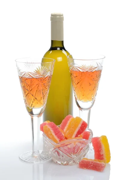 Butelka wina, kryształ okulary i Marmolada cukierków dla dwóch serwowane z — Zdjęcie stockowe