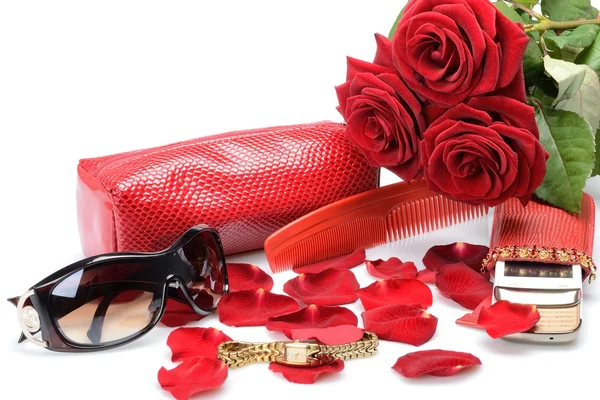 红色的玫瑰花瓣，妇女的附属品: 太阳镜、 手表、 化妆品袋、 静物手机 — 图库照片