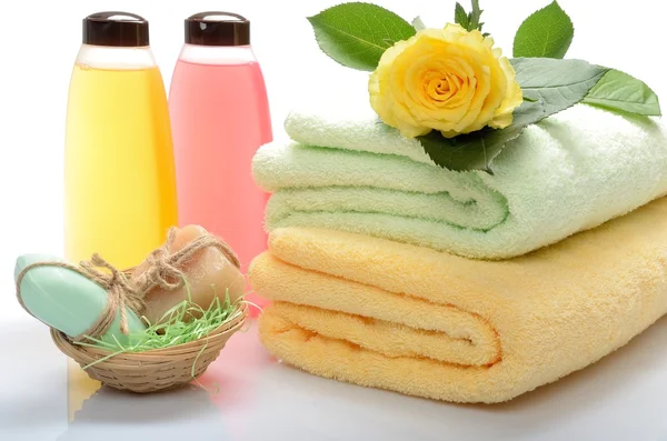 Elementy do spa, łaźnie, sauny w martwa: ręczniki, mydło, szampon i róża — Zdjęcie stockowe