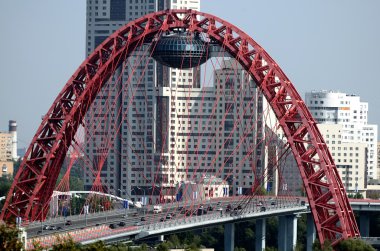 Şehir manzara köprü Nehri yüksek katlı binanın zemin üzerine