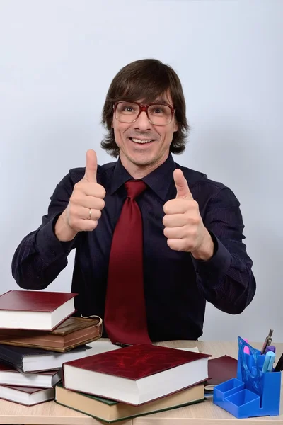 Professeur masculin à son bureau souriant, se réjouit bonne chance — Photo