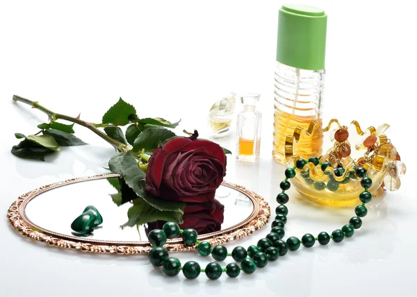 Collana donna, profumo, specchio e rosa fiore — Foto Stock