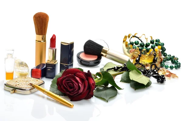 Dámské Parfémy, kosmetiku a květ v Zátiší — Stock fotografie