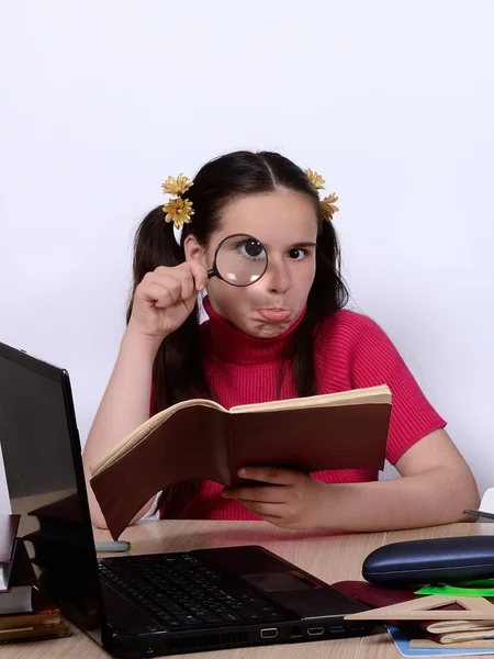 Schulmädchen Teenager mit frustriertem Gesichtsausdruck, der durch ein Vergrößerungsglas beobachtet wird — Stockfoto