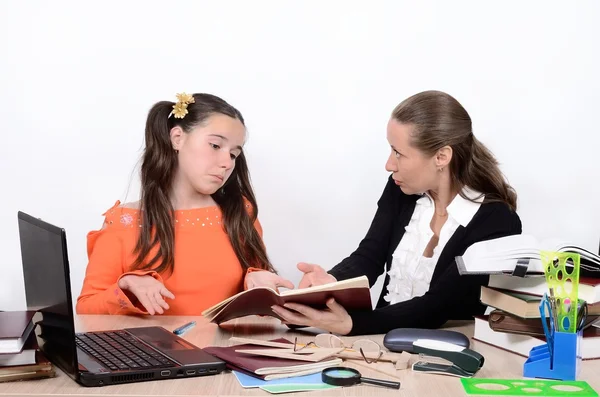 Kadın öğretmen kötü yürütülen iş nedeniyle genç kız öğrenci kızıyor