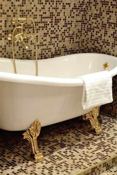 Beyaz banyo güzel formu yaldızlı bacaklar ve su prosedürleri - yapmak için iç retro tarzı bir banyo mikser.