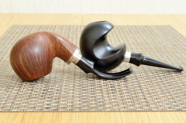 Tütün için iki borunun ahşap bir masaya yakın yalan