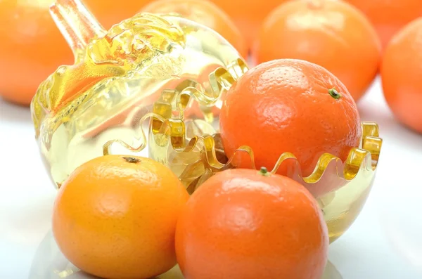 Ripe orange mandarins in a vase of glass — Stock Photo, Image