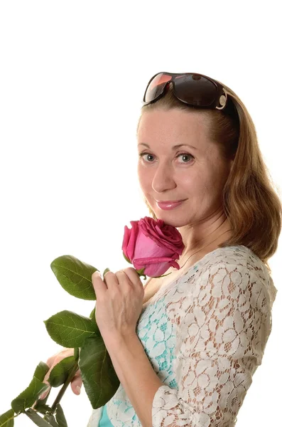 Retrato de uma mulher de meia-idade com uma flor uma rosa na mão sobre fundo branco — Fotografia de Stock